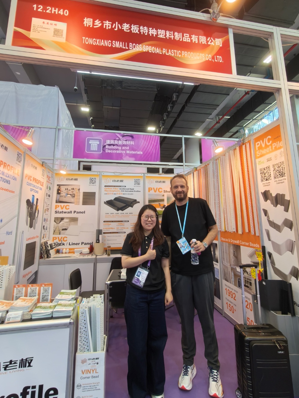 Muestra de tablestaca de PVC reforzada con fibra de carbono en el stand de Small Boss